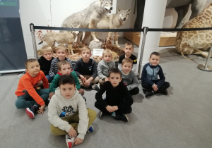 Dzieci podczas zwiedzania Muzeum Przyrodniczego.