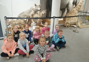 Dzieci podczas zwiedzania Muzeum Przyrodniczego.