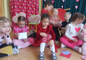 Dzieci z grupy IV oglądają walentynki