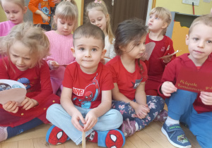 Dzieci prezentują otrzymane walentynkami