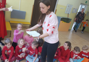 Nauczycielka rozdaje walentynki