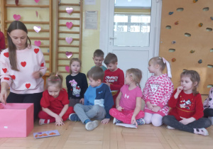 Nauczycielka rozdaje walentynki dzieciom
