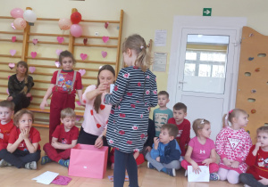 Dziewczynka otrzymuje walentynkę
