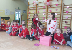 Rozdanie walentynek przez prowadzącą