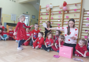 Dziewczynka idzie po walentynkę