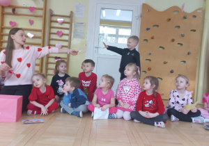 Chłopiec odbiera walentynkę