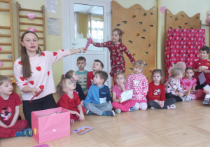 Dzieci siedzą na sali podczas poczty walentynkowej