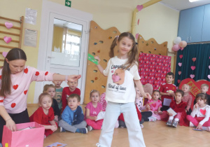Dziewczynka odebrała walentynkę