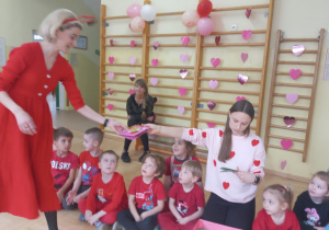 Nauczycielka odbiera walentynkę