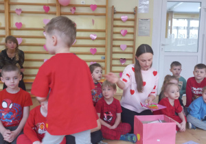Dzieci podczas poczty walentynkowej