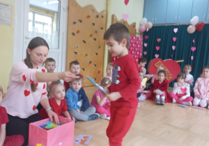 Chłopiec z grupy I odbiera walentynkę