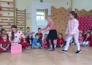 Dziewczynki odbierają walentynki