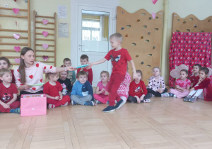 Chłopiec odbiera walentynkę od prowadzącej