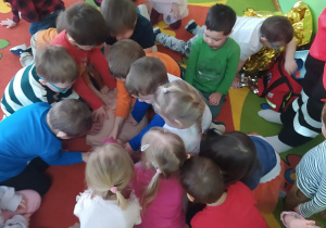 Dzieci z grupy I oglądają fantom RKO