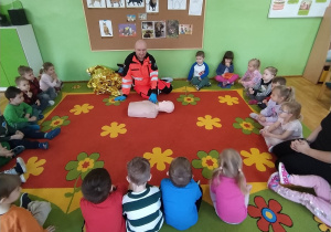 Dzieci z grupy I słuchają o pierwszej pomocy