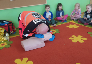 Ratownik pokazuje jak udzielać pomocy