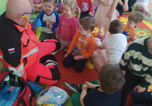 Prowadzący pokazuje dzieciom stetoskop