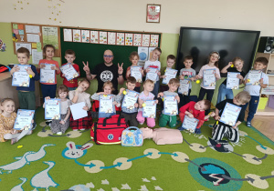 Dzieci z grupy III z dyplomami z Pierwszej Pomocy