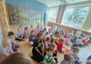Dzieci słuchają informacji o perkusji elektronicznej