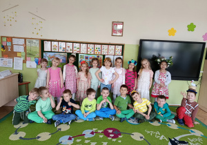 Grupa Kotki pozuje do zdjęcia