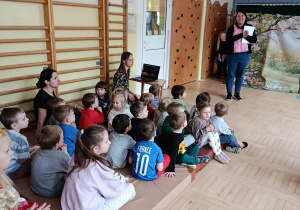 Pani Dyrektor wita przybyłych gości