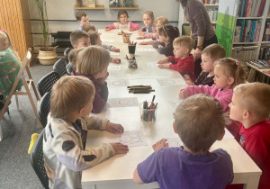 Dzieci siedzą przy stole