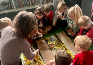 Dzieci układają puzzle