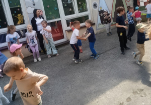 Dzieci tańczą na tarasie
