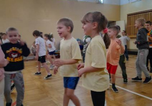 Dzieci wspólnie wykonujące zadania sportowe.