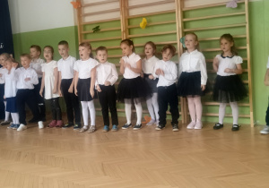 Dzieci z grupy Kotki żegnają starszaki