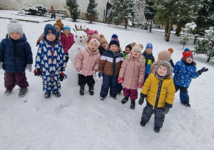 Dzieci ulepiły wspólnie bałwana ze śniegu.