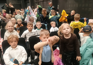 Dzieci siedzą na widowni w teatrze
