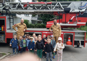 Dzieci z grupy Lewki pozują przy wozie strażackim