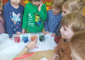 Dzieci podczas obserwacji eksperymentu.