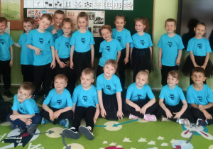 Dziewczynki i chłopcy z grupy III przed piknikiem