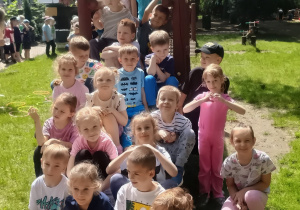 Dzieci z grupy Kotki pozują w ogrodzie