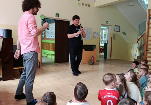 Dzieci słuchają informacji o instrumencie