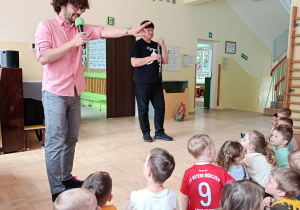Prowadzący koncert opowiada o oboju