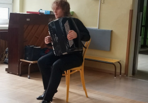 Muzyk gra na akordeonie