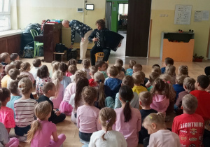 Dzieci słuchają muzyki