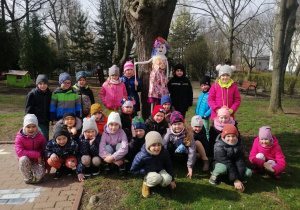"Raczki" w ogrodzie przedszkolnym z kukłą Pani Wiosny.