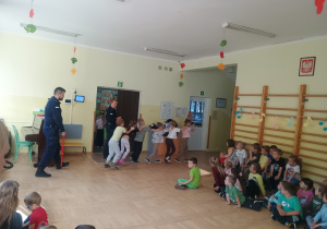 Dzieci podczas zabawy utrwalają zasady bezpieczeństwa na drodze