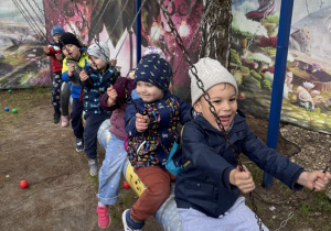 Dzieci z grupy I bujają się na huśtawce.