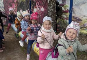 Dziewczynki z grupy I bujają się na huśtawce.