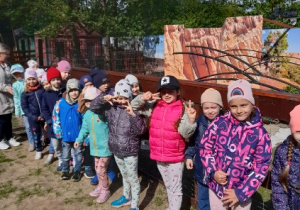 Dzieci z grupy V pozują do zdjęcia na tle skał.