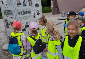 Dzieci spacerują w Parku Szarych Szeregów w Łodzi