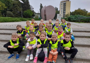 Dzieci pozują do zdjęcia grupowego przy pomniku Martyrologii Dzieci w Parku Szarych Szeregów w Łodzi